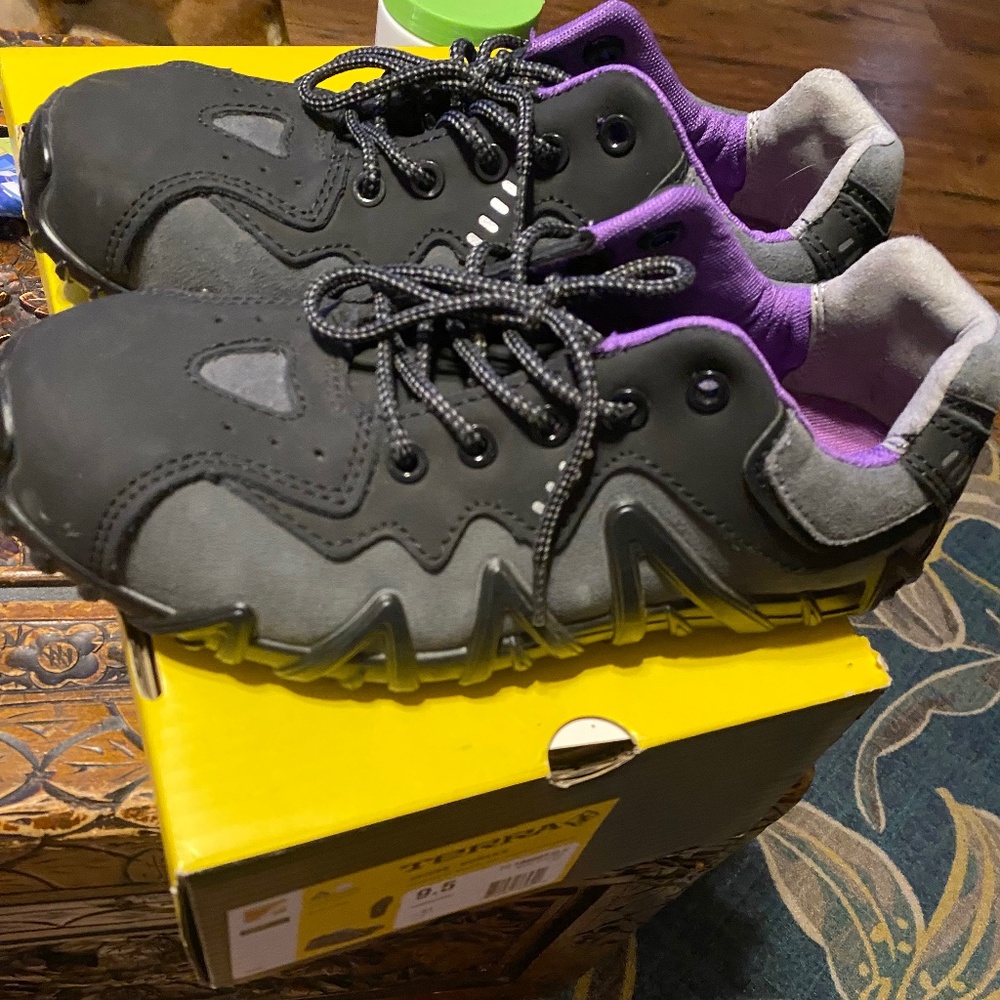 Composite toe work shoes